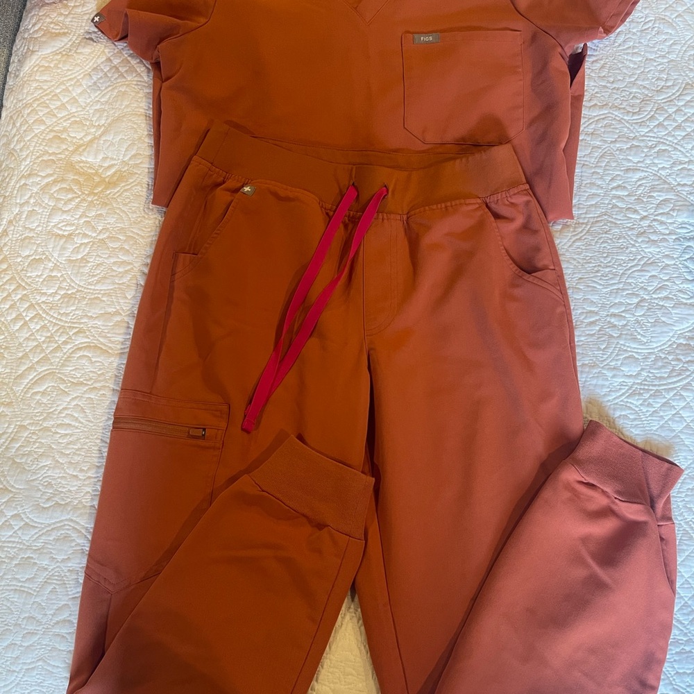 Figs Women's Terracotta Zamora joggers and Catarina top